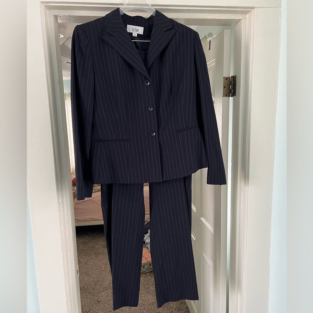 Navy Le Suit pinstripe pantsuit size 14 NWT